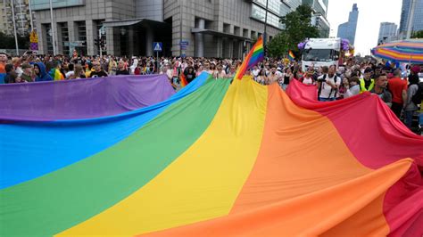 Dal Vaticano sì alla benedizione di coppie gay ma non è matrimonio