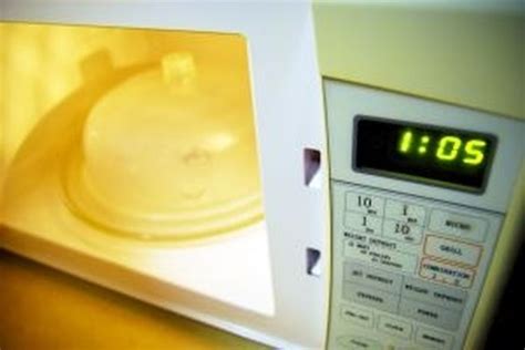 How to Operate a Goldstar Microwave Oven | HomeSteady