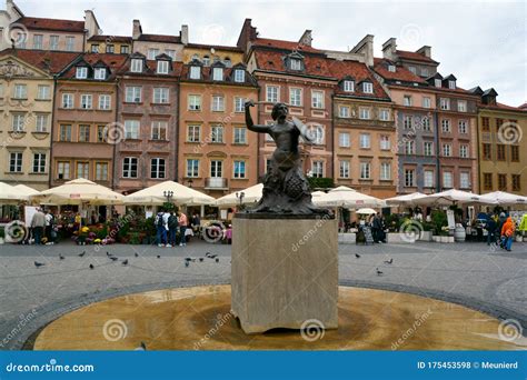 Statue Von Syrenka Meerjungfrau Von Warschau Redaktionelles Stockfoto