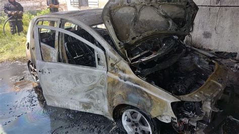 Misterioso Incendio De Un Auto En El Interior De Una Vivienda En Barrio