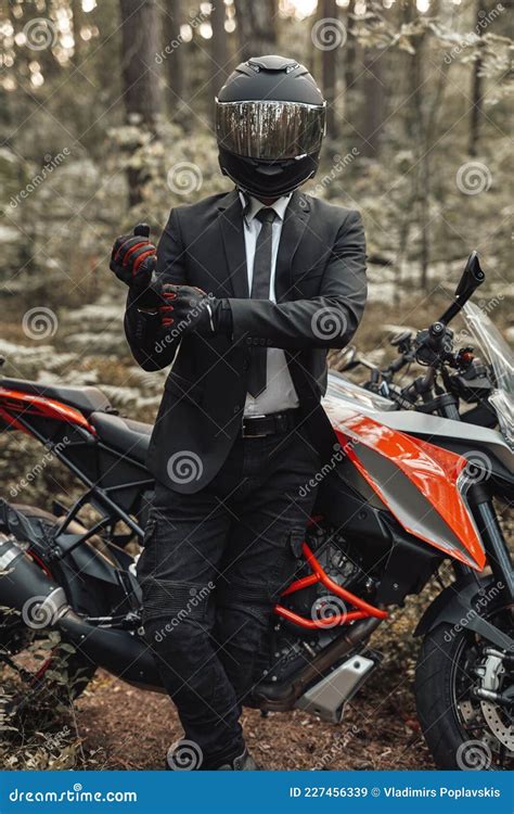 Motoqueiro Bonito Capacete E Moto Escuro Na Floresta Imagem De