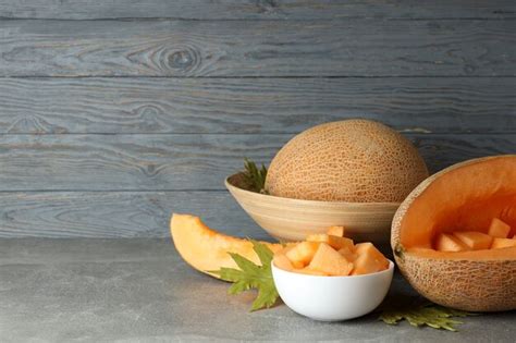 Concepto de comida fresca con melón en mesa con textura gris Foto Premium