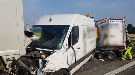 Unfall Mit Mehreren Lkw Auf Der A5 Bei Bad Nauheim Polizei