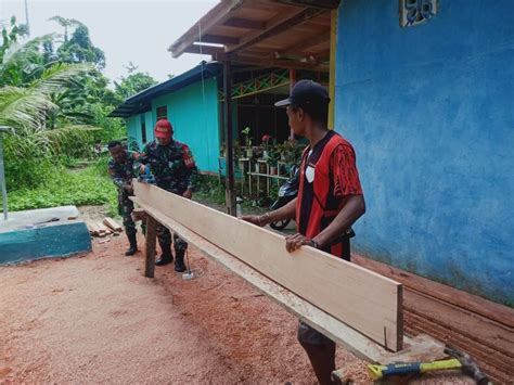 Peduli Kesulitan Sekitar Babinsa 1709 01 Yapen Selatan Bantu Warga