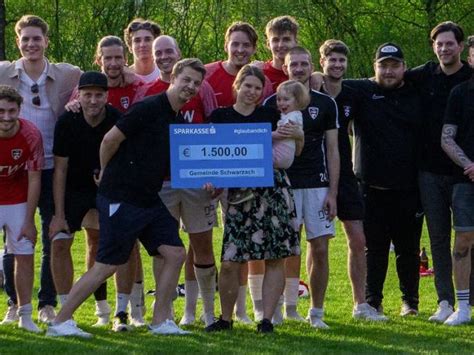 FC Schwarzach sammelte bei Benefizspiel Spenden für Schmetterlingskind