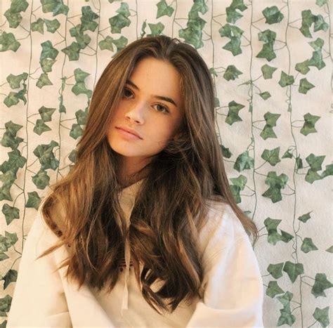 Gorgeous Women Models To Draw Pinterest Girls Brunette Beauty Girls Characters Poses