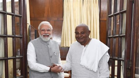 Pm Modi Meets Former Pm H D Deve Gowda In Parliament India Tv