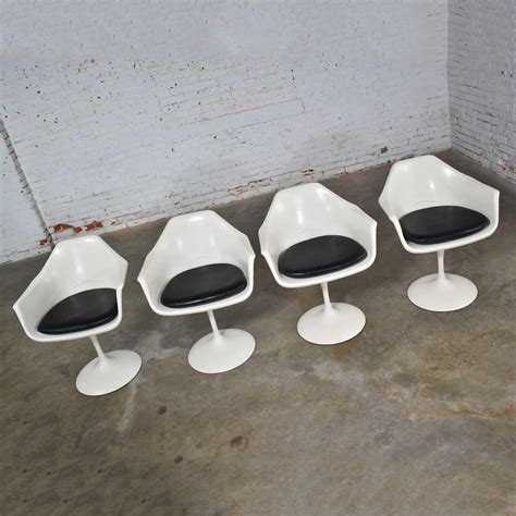 Tulip Style White Fiberglass Swivel Chairs And Table By Umanoff For