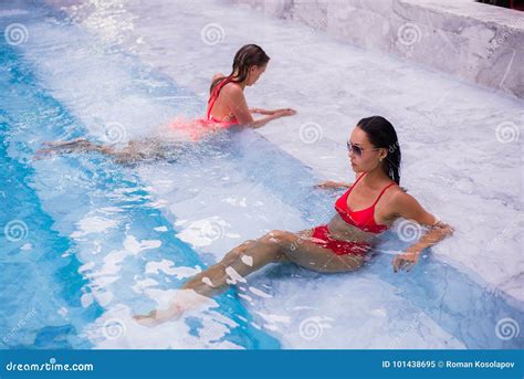 Dos Mujeres Hermosas Jovenes En El Jacuzzi Del Centro Tur Stico Imagen