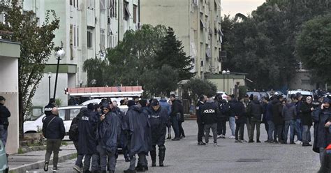 Caivano Blitz Al Parco Verde In Corso Lo Sgombero Di Case Occupate