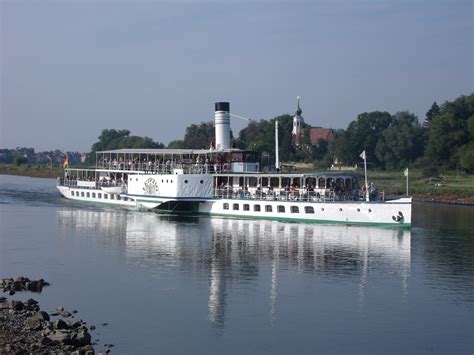 Raddampfer Leipzig Auf Der Elbe In Dresden Am Oktober