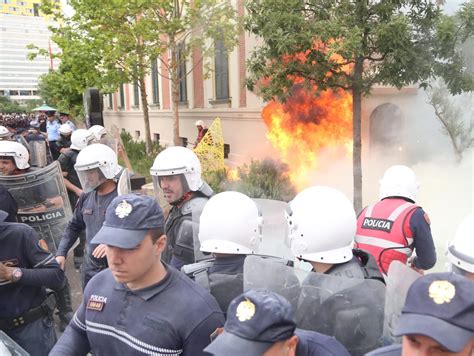 Tensione N Tubimin Para Bashkis Tiran Protestuesit Hedhin Vez Dhe