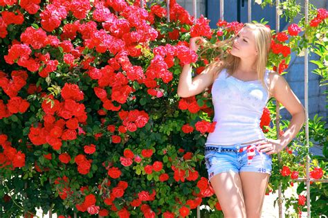 Alessandra Blonde Girl Dress Legs Bokeh Glance HD Phone Wallpaper Rare Gallery