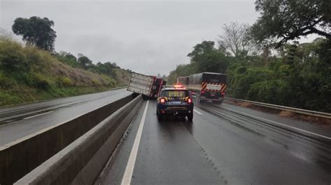 Caminh O Tomba E Interdita Br Nos Campos Gerais