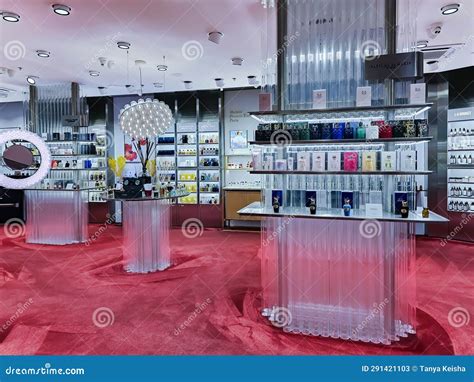 Beautiful Modern Creme De La Creme Haute Parfumerie Boutique Interior in ALFA AKROPOLE Shopping ...