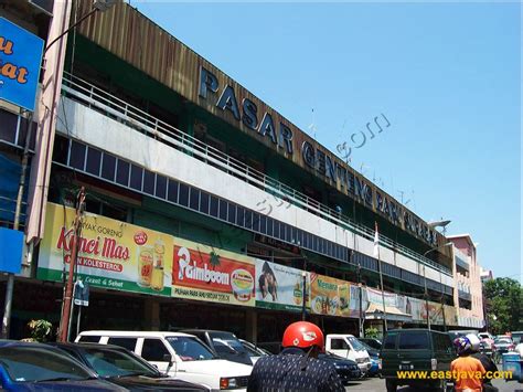 Pasar Genteng - Genteng Market: The Center of Souvenirs, Electronics and Fruits.