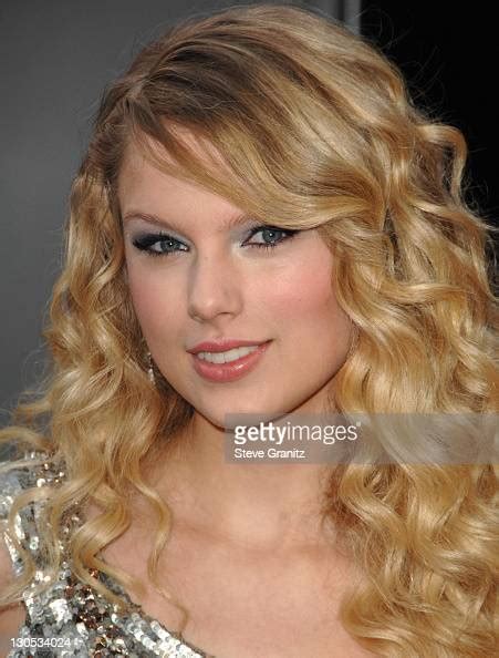 Singer Taylor Swift Arrives At The 2008 American Music Awards At The