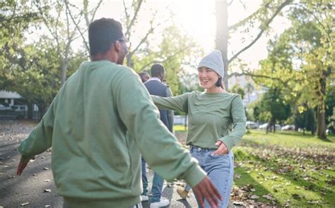 Los Amigos Se Abrazan Y Los Voluntarios Felices Al Aire Libre En Un