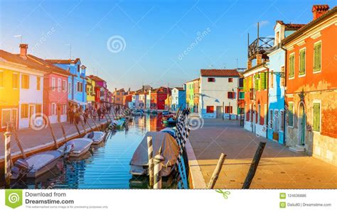 Calle Con Los Edificios Coloridos En La Isla De Burano Venecia Italia