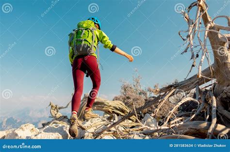 Alpinista Vai Ao Longo Da Serra Rochosa Menina Subindo Nas Montanhas