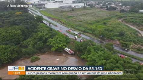 Acidente ônibus e caminhão deixa cinco pessoas mortas em Aparecida