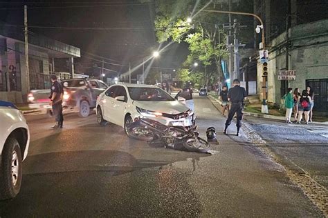 Un motociclista debió ser hospitalizado tras chocar con un auto en una