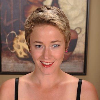 Mature Babe Liz Sophia Strips And Spreads Her Cunt Photos