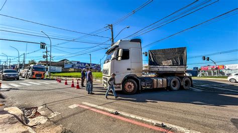 C Mbio De Caminh O Quebra E Bloqueia Parte De Avenidas Na Capital