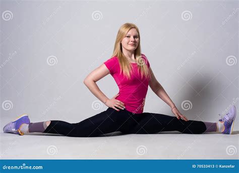 Beautiful Muscular Woman Doing Split Stock Image Image Of Healthy