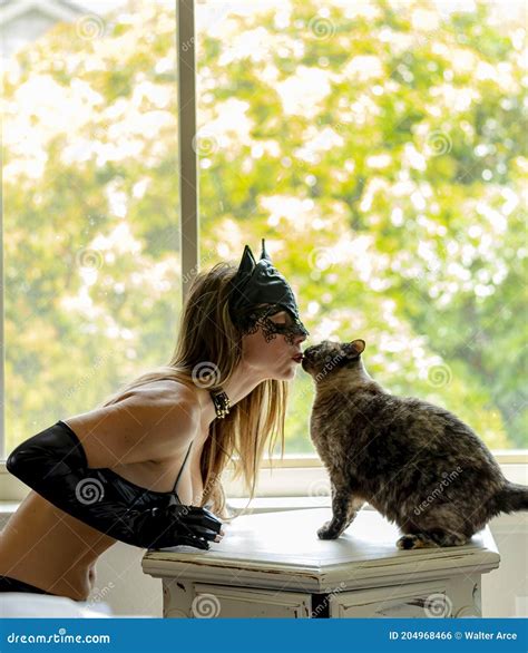 Una Encantadora Modelo Morena Posa En Traje De Gato Con Su Gato En Un Ambiente Hogareño Foto De