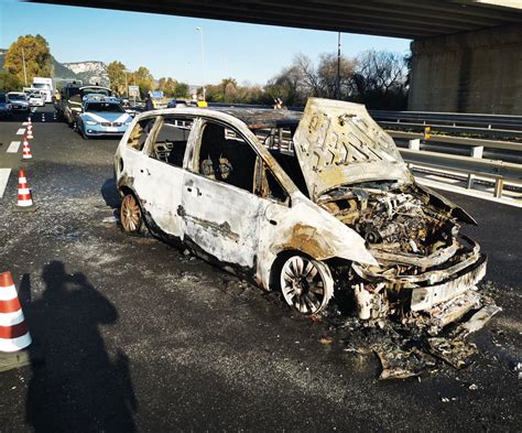 Paura Sulla Ss Auto Avvolta Dalle Fiamme Traffico In Tilt Qds