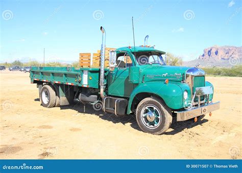 Классицистическая американская тележка: Mack B-61 (1961) Редакционное ...