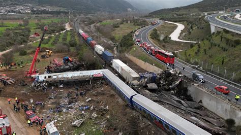 Waggons in Brand geraten Viele Tote bei Zugunglück in Griechenland