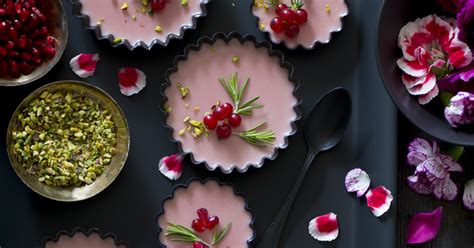 Recette de panna cotta à la vanille grenade et rose Marie Claire