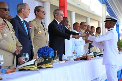 Abinader Encabeza Septuagésima Primera Graduación De Damas Y Caballeros