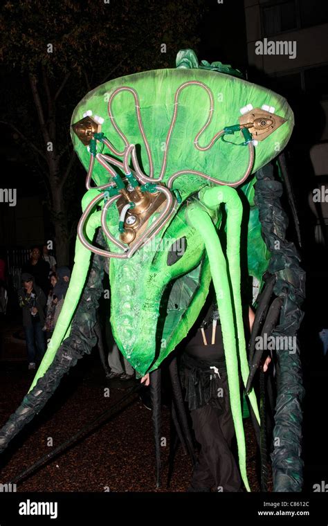 Alien costume hi-res stock photography and images - Alamy