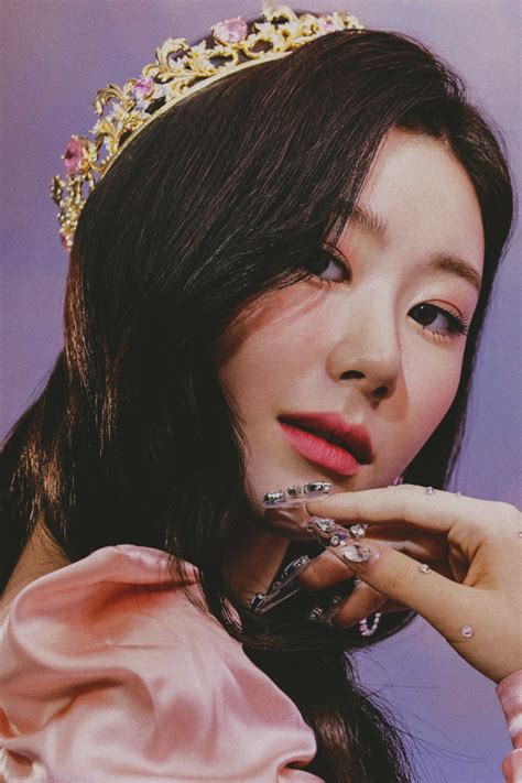 Chaeryeong Checkmate Concept Photo In Crown Jewelry Nose