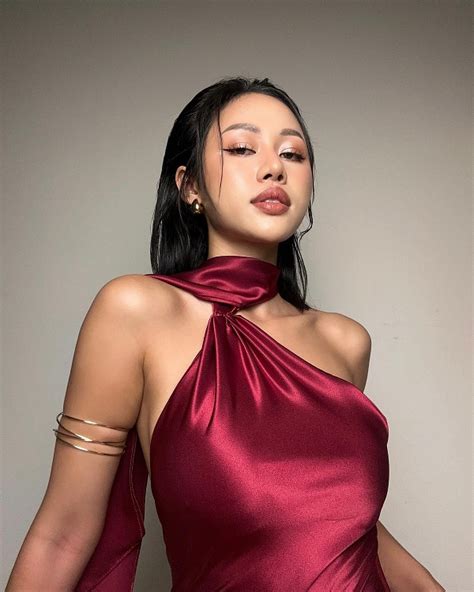 Ảnh tiktoker Phạm Mỹ Linh bikini khoe vòng eo thon sexy