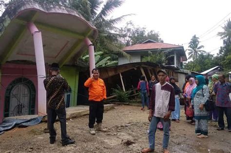 Tanah Ambles Lima Rumah Di Koto Alam Limapuluh Kota Ambruk Daerah