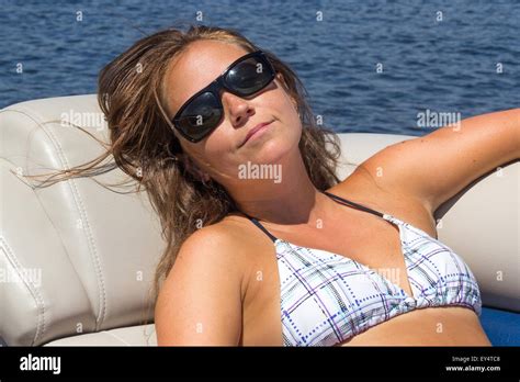 Femme bikini bateau Banque de photographies et dimages à haute résolution Alamy