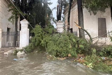 Matera Sott Acqua Con Strade Trasformate In Fiumi Di Fango E Sud Italia