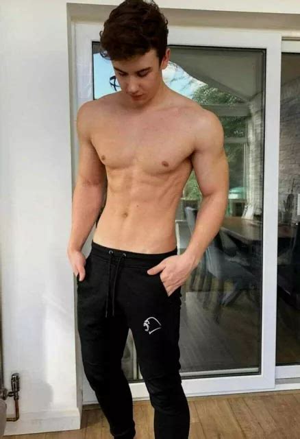 SHIRTLESS MALE BEEFCAKE Muscular Hunk Gym Workout Jock Hot Guy PHOTO