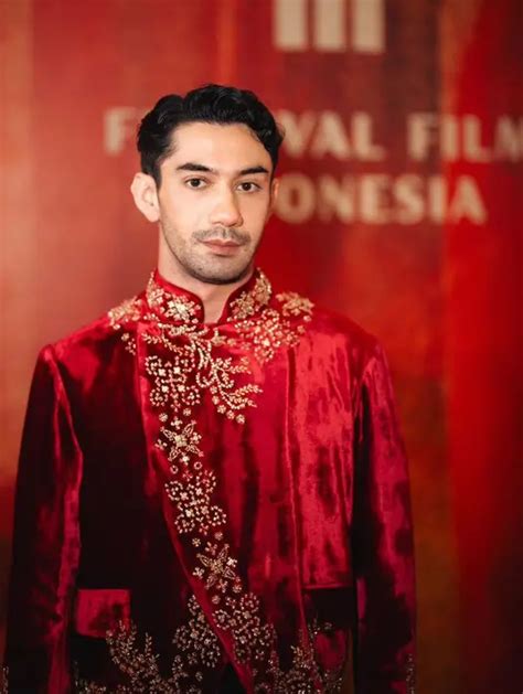 Penampilan Memesona Reza Rahadian Dibalut Beskap Merah Bawa Pulang