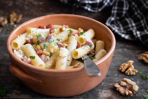 Pasta Con Crema Di Gorgonzola Noci E Speck Ricetta Semplice E Gustosa