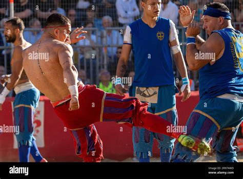 Calcio Storico Fiorentino Azzurri Rossi Stock Photo Alamy