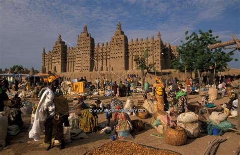 Photos and pictures of Djenné mosque on market day the largest mud