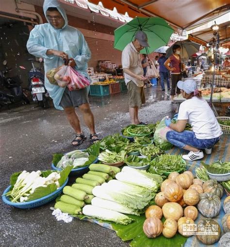 天兔襲台 民眾冒雨採購蔬菜儲糧 日常 網推