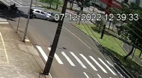 Vídeo mostra colisão que deixou duas mulheres feridas na Avenida