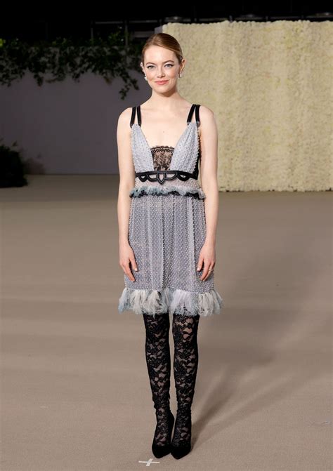 Oser la naked dress à un mariage 4 styles à copier selon Kaia Gerber Olivia Wilde Emma Stone