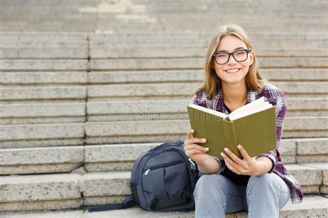 Livro De Leitura Da Jovem Mulher Em Escadas Da Universidade Imagem De